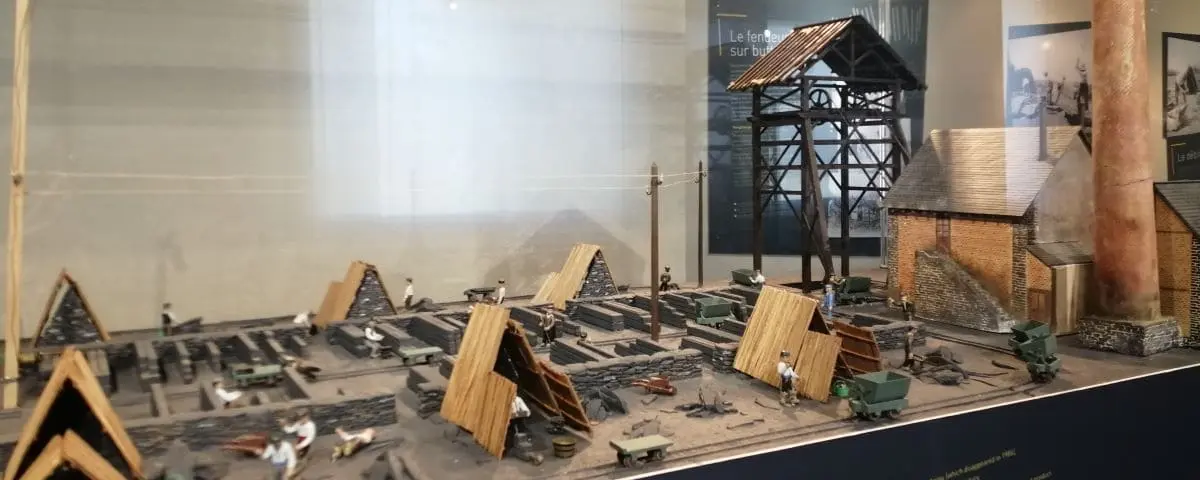 Detailed model exhibit at the Slate Museum depicting historical slate mining operations with miniature workers and machinery.